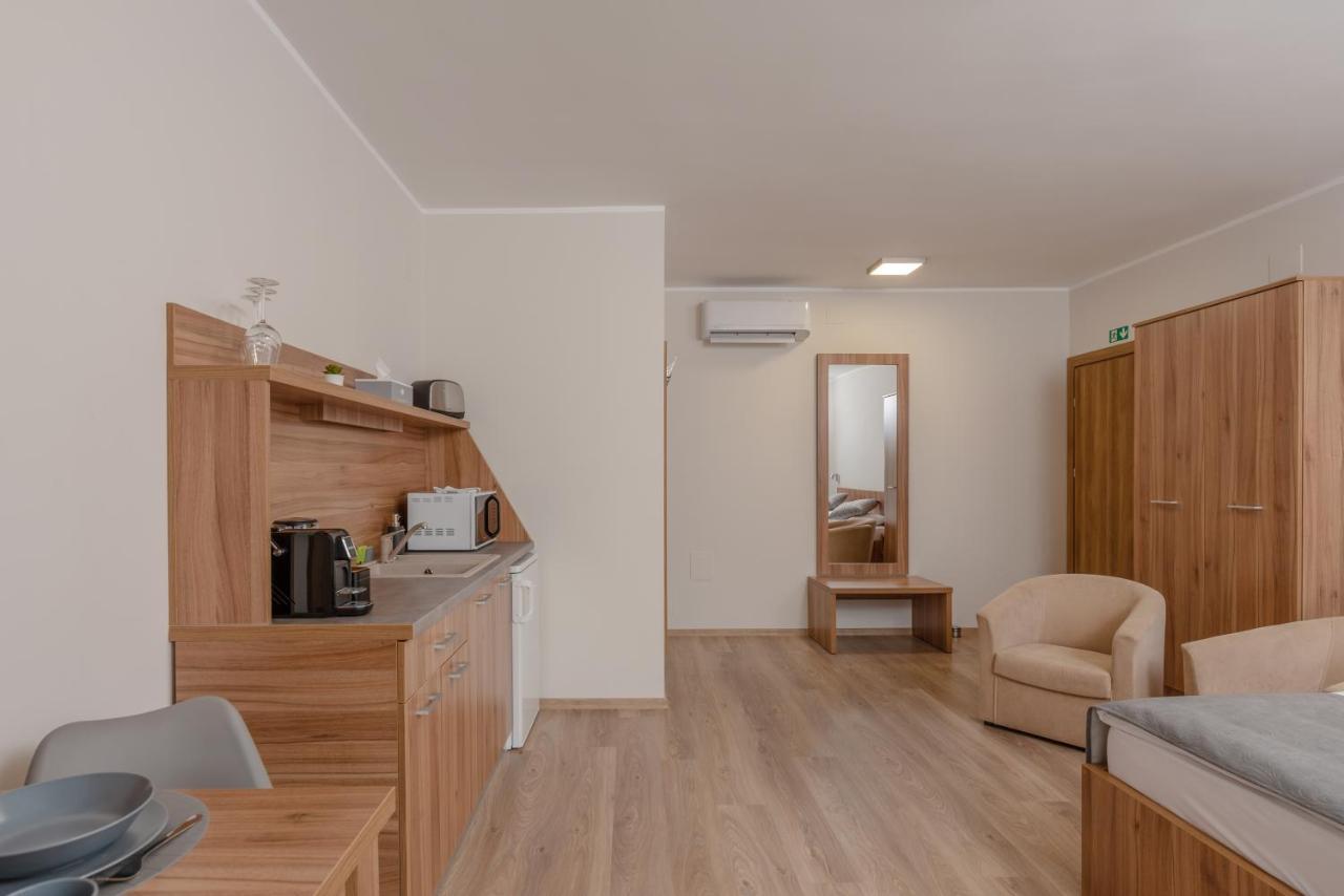 Hidfo Apartman-Nyugalom Szigetei Гюла Екстериор снимка